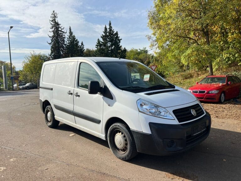 Das ist ein großes, weißes Auto, das erst kürzlich von KFZ Ankauf Balhas von einem Privatkunden angekauft wurde.